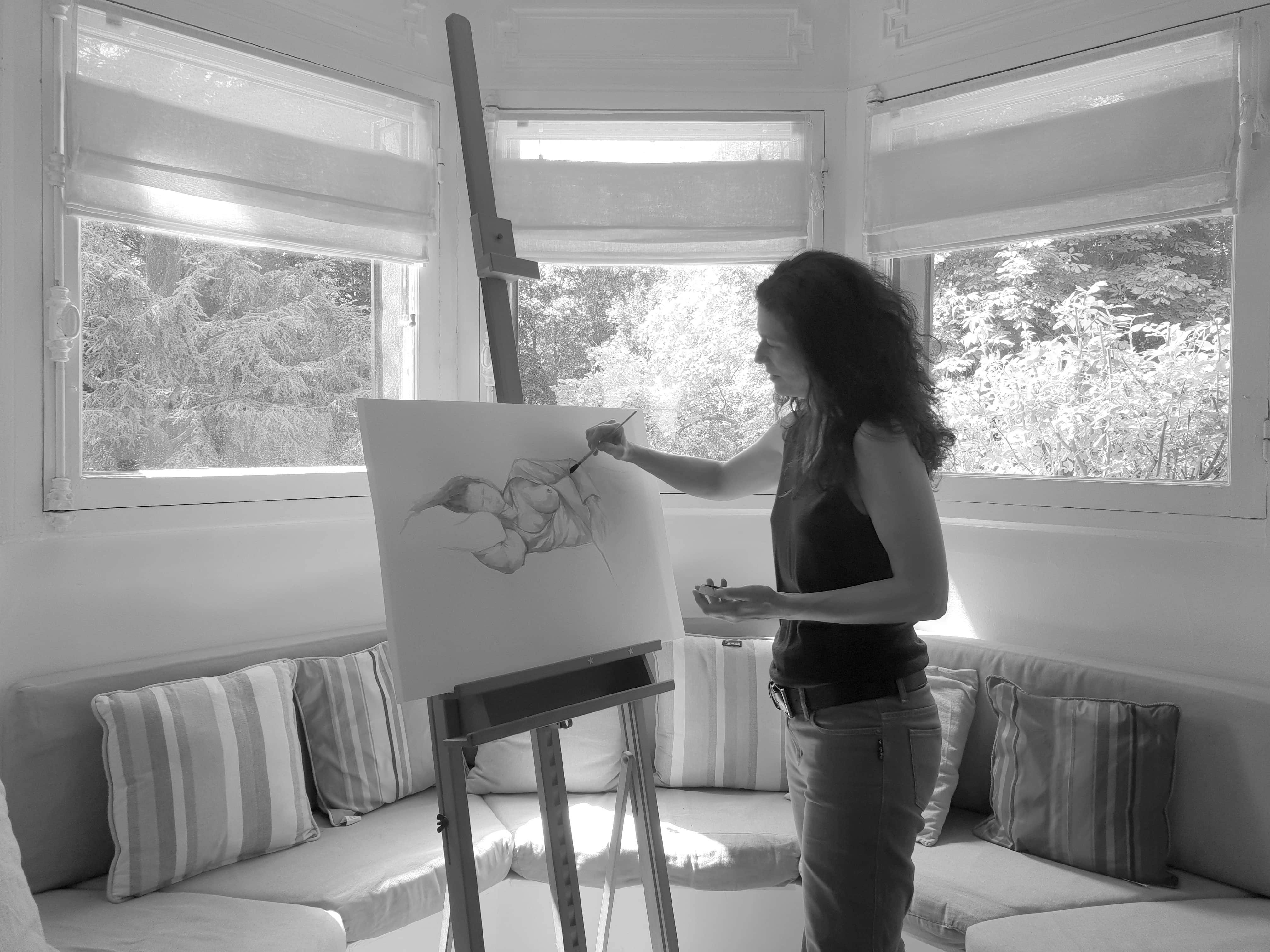 Yael Edery en train de peindre sa prochaine toile