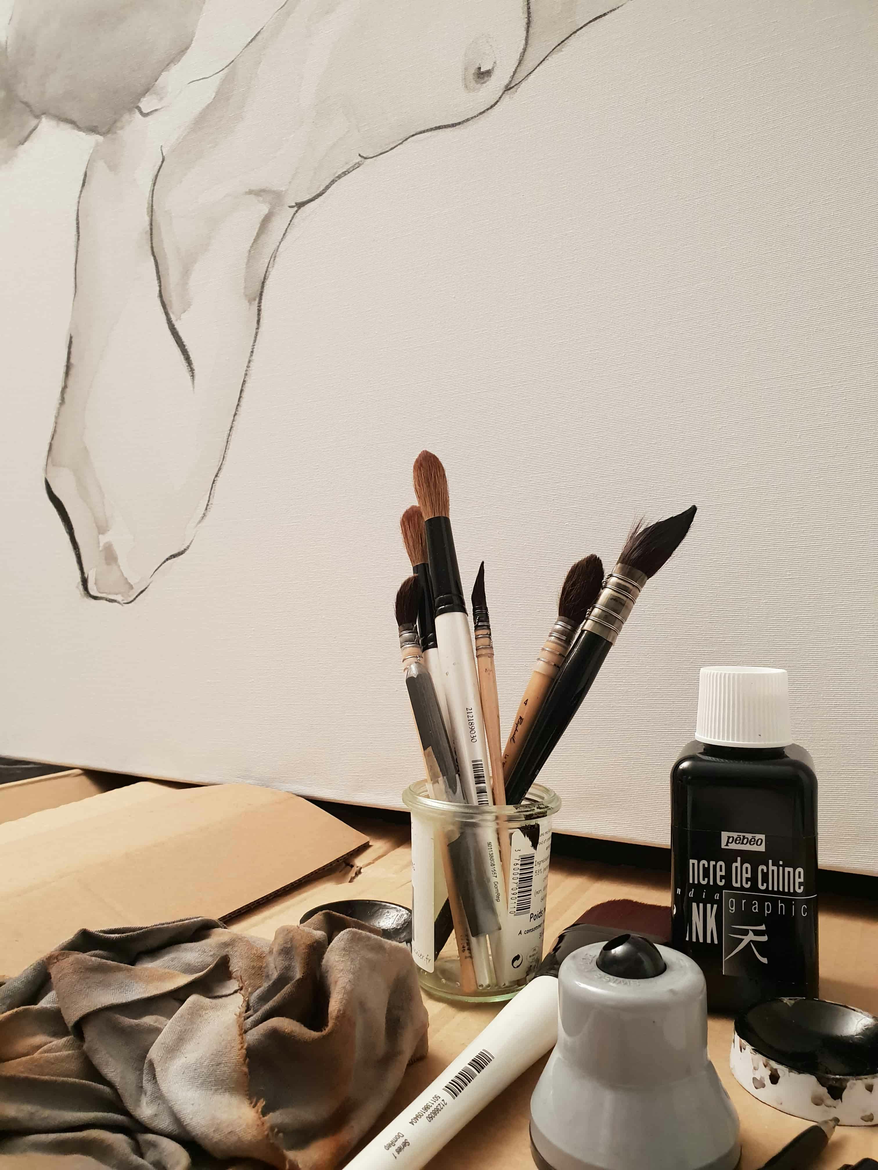 pinceaux, toile et peinture - espace de travail de Yael Edery