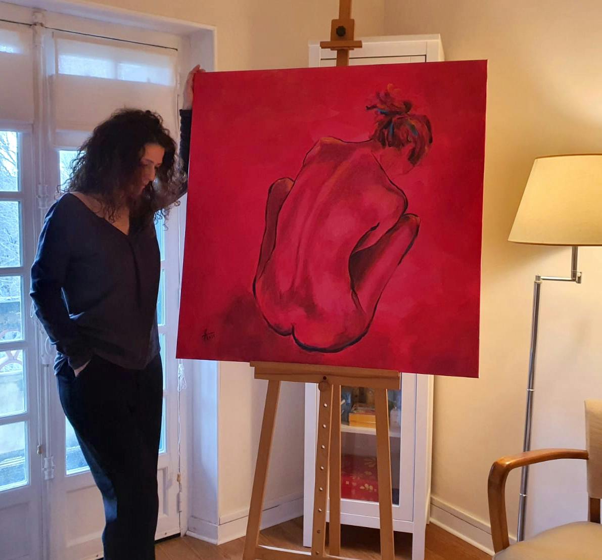 Yael Edery en train de peindre sa prochaine toile