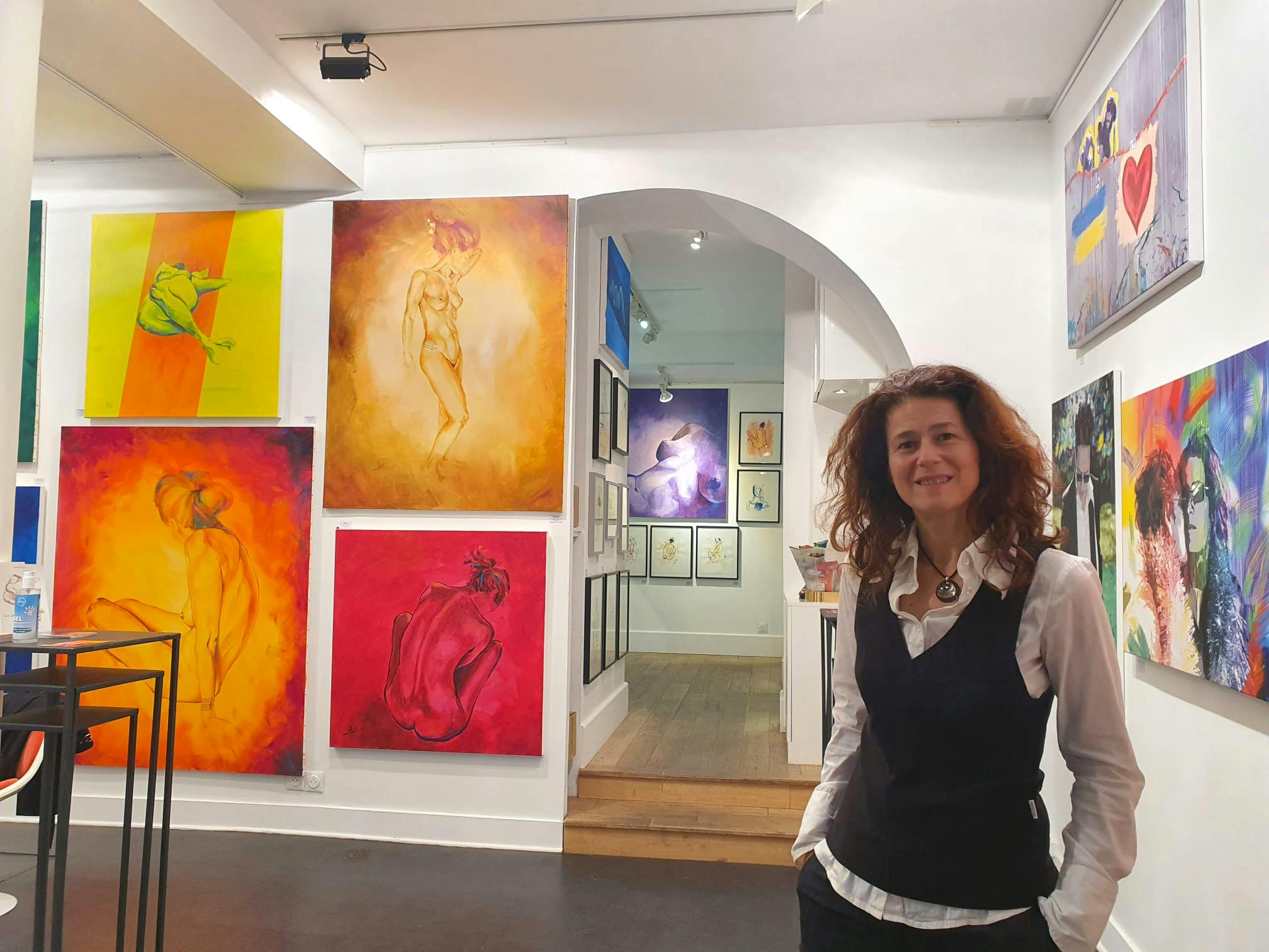 Yael Edery en train de peindre sa prochaine toile