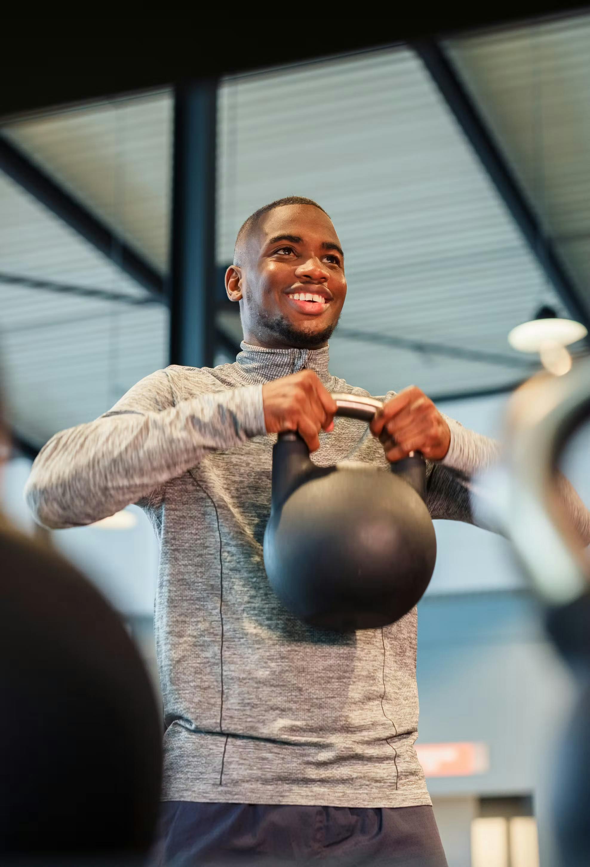 Un hombre se encuentra en el gimnasio realizando ejercicios de entrenamiento físico.