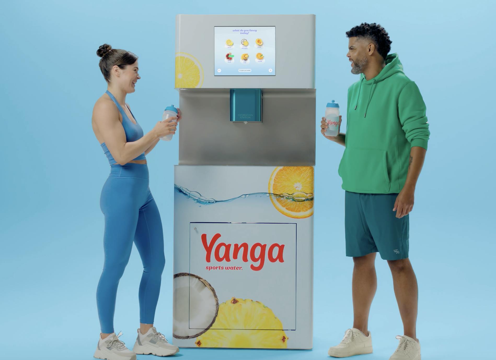 Zwei Personen unterhalten sich vor der Yanga-2-Trinkstation.