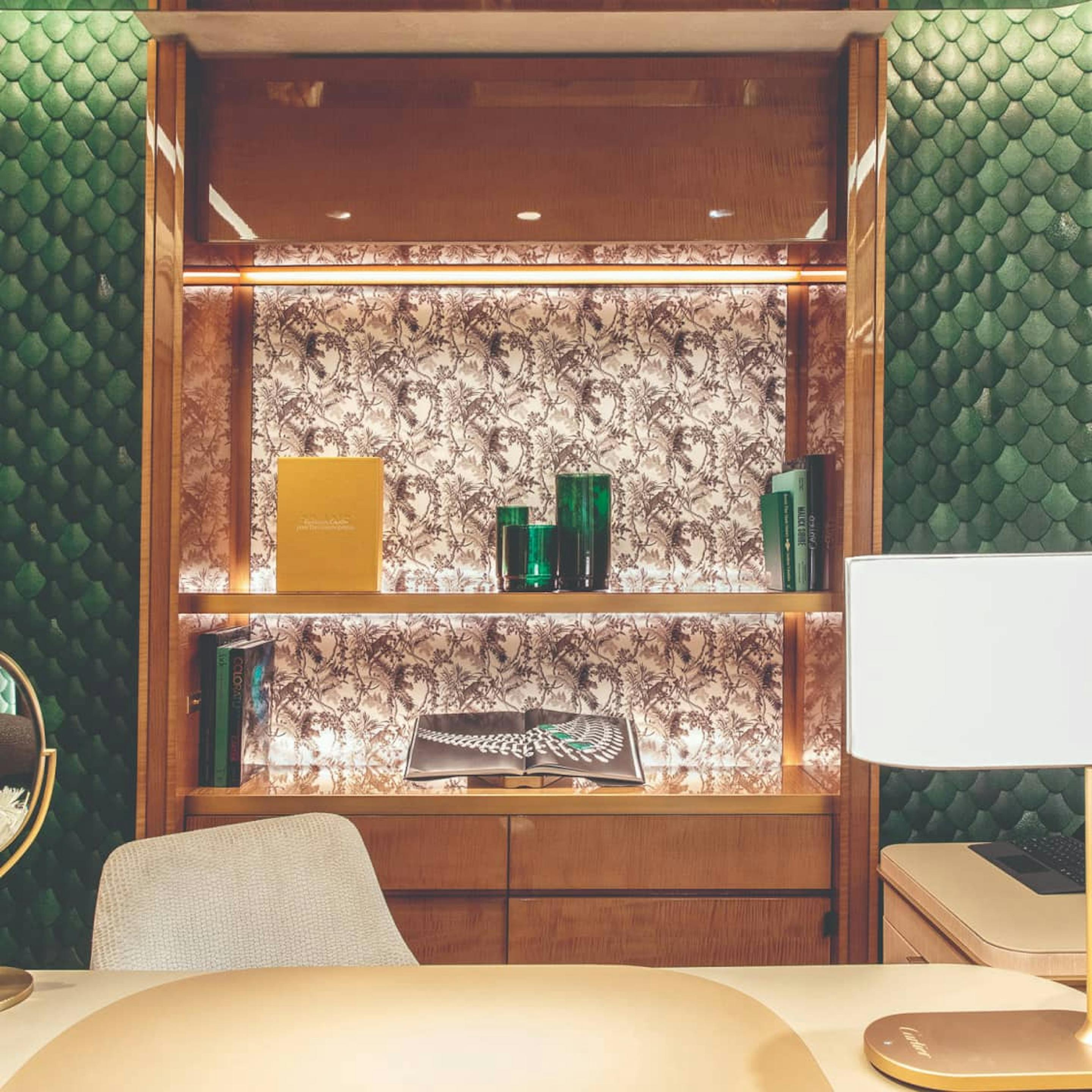 本次和平街13号精品店全新启幕后增设的长期陈列作品,设于“祖母绿” 沙龙内