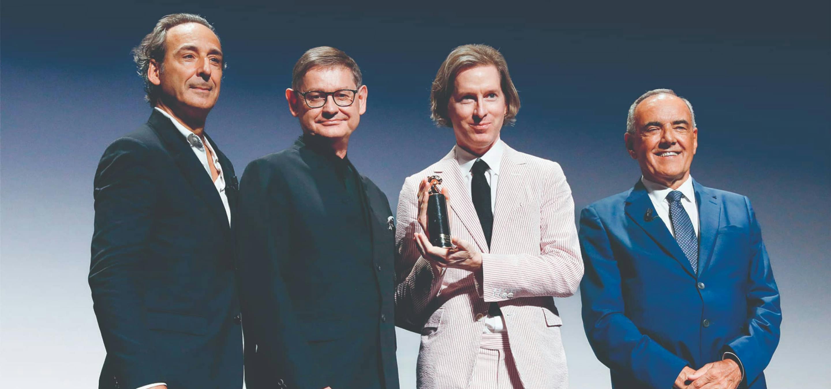 卡地亚全球总裁兼首席执行官 思礼乐(Cyrille Vigneron) 为韦斯 · 安德森(Wes Anderson) 颁发“卡地亚荣耀电影人奖”