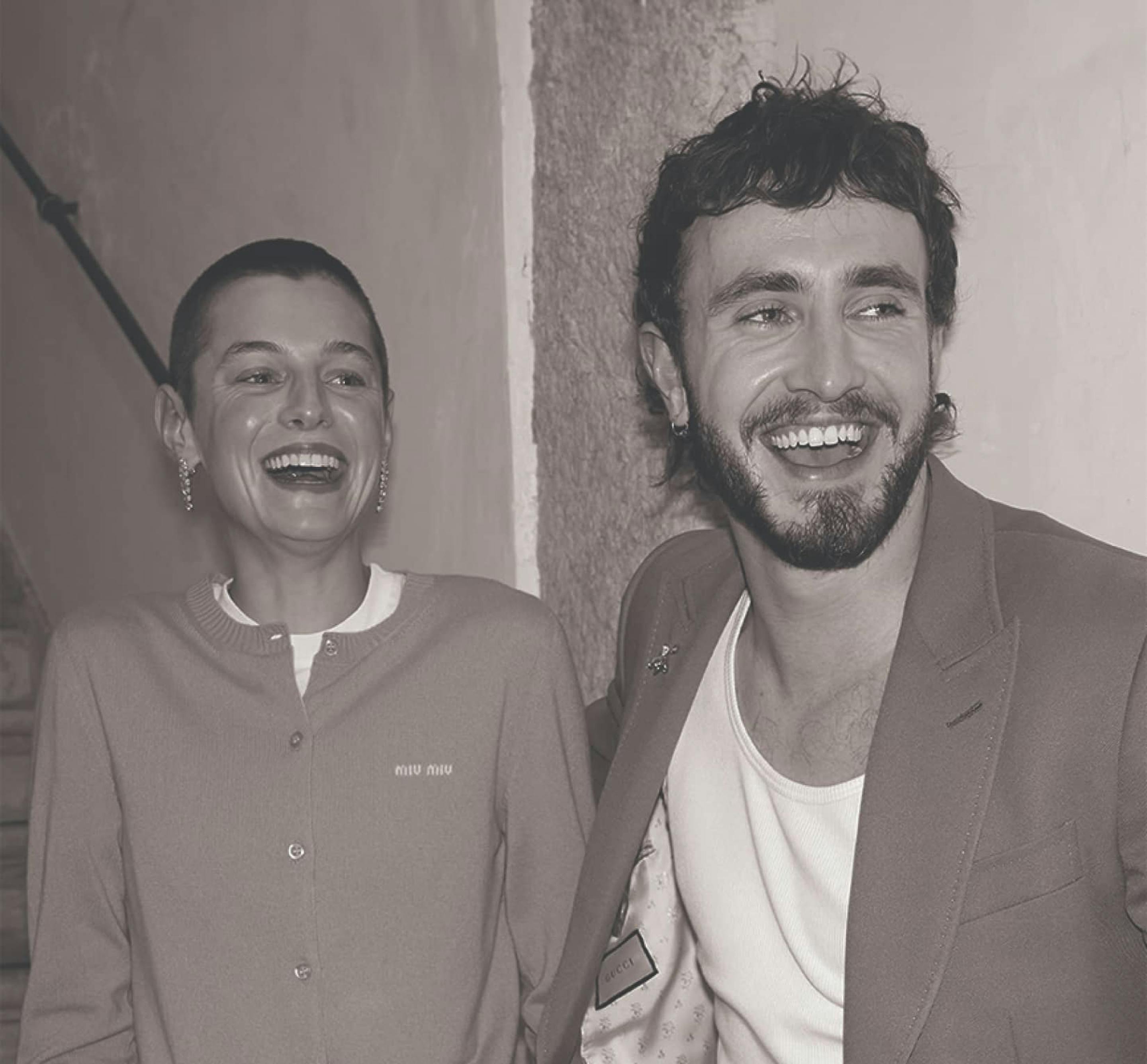 艾玛·科林 (Emma Corrin)和 保罗·麦斯卡 (Paul Mescal)