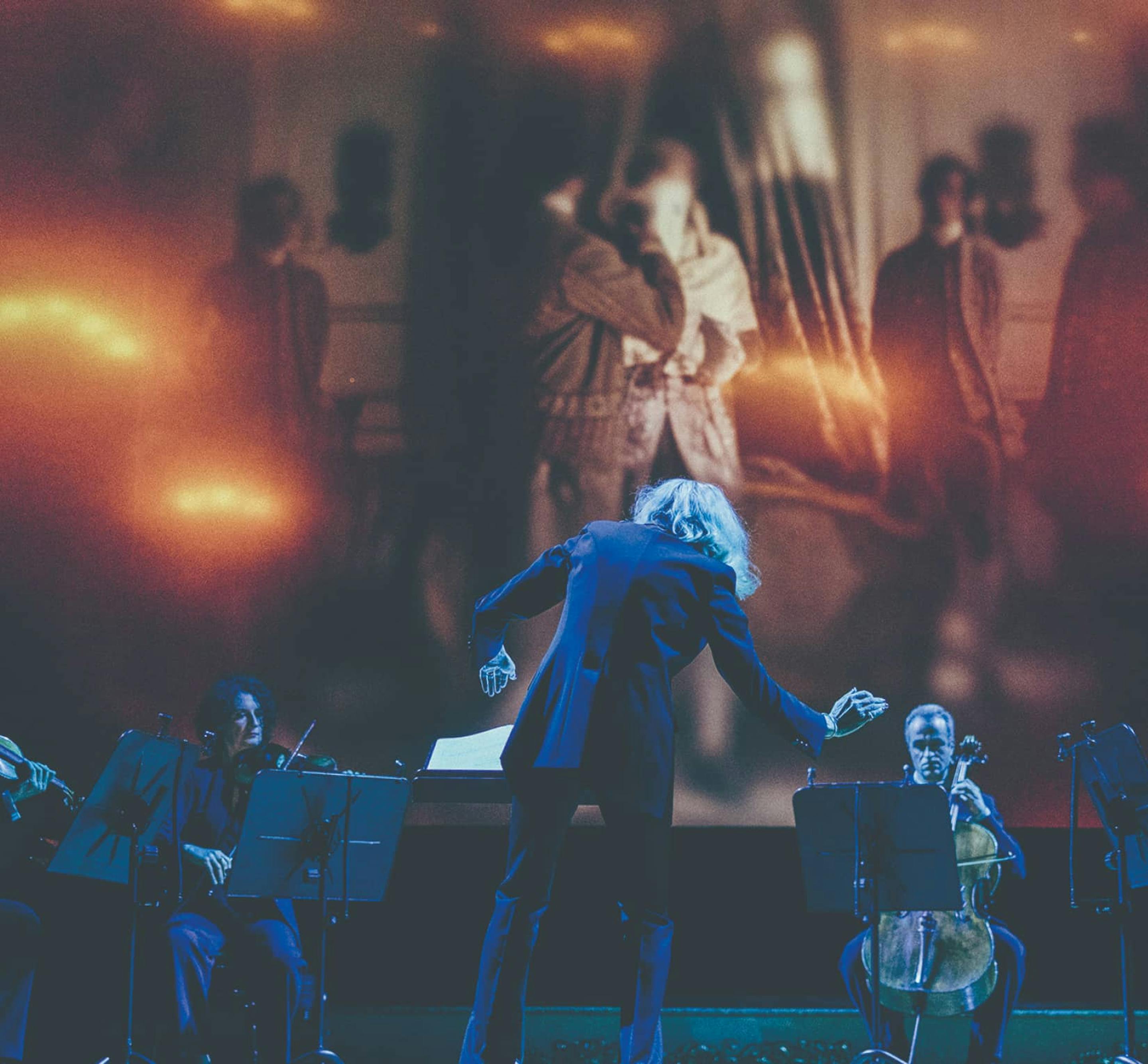 Solrey于凤凰歌剧院指挥 《Ciao Casanova》的表演