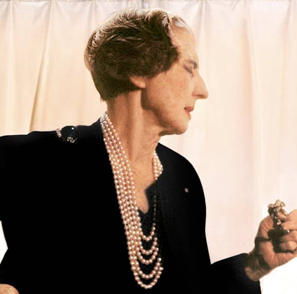 贞·杜桑(Jeanne Toussaint)在位于和平街的办公室中,1962年