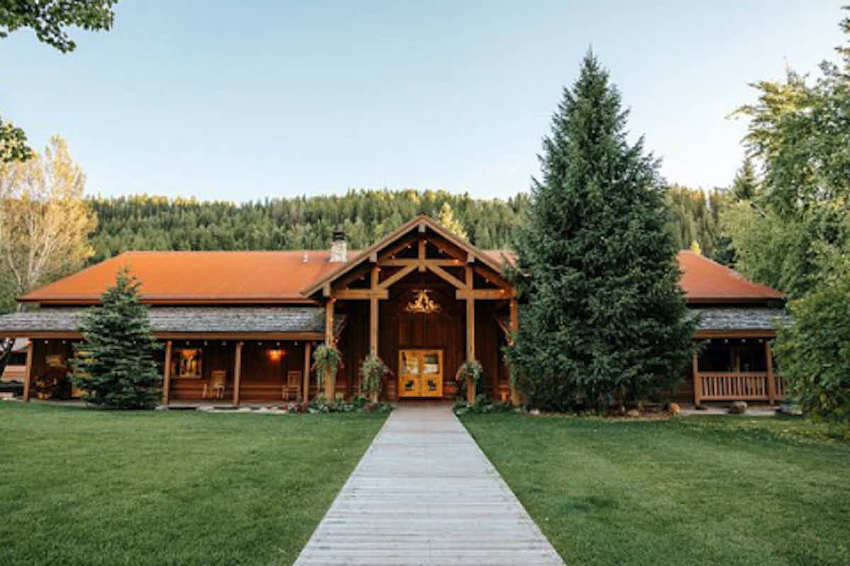 Moose Creek Lodge in Victor Idaho offers great accommodations in Eastern Idaho, a part of Yellowstone Teton Territory.