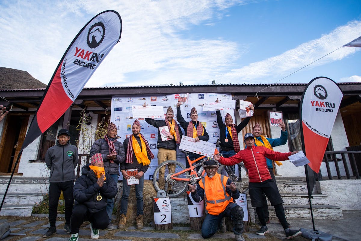 Tom Sampson and Geoff Kabush on the podium of the 2019 Yakru Enduro