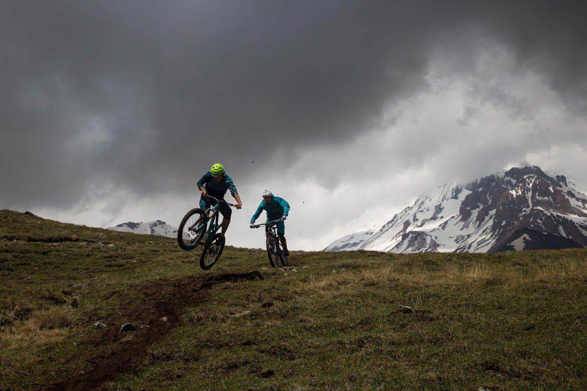 Joey Schusler leading Sam Seward down single track