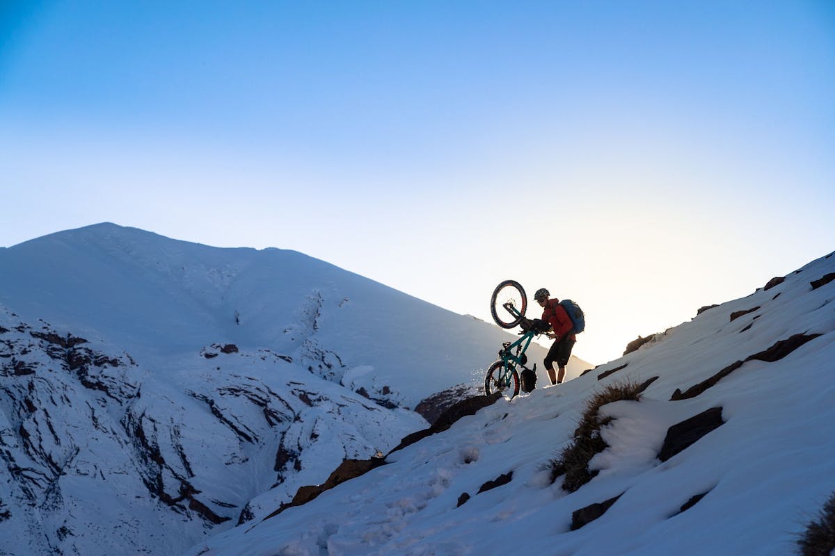 Carston Oliver hiking his SB6 through snow