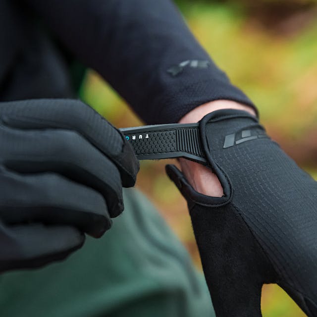 Turq Dot Air Glove Detail Shot