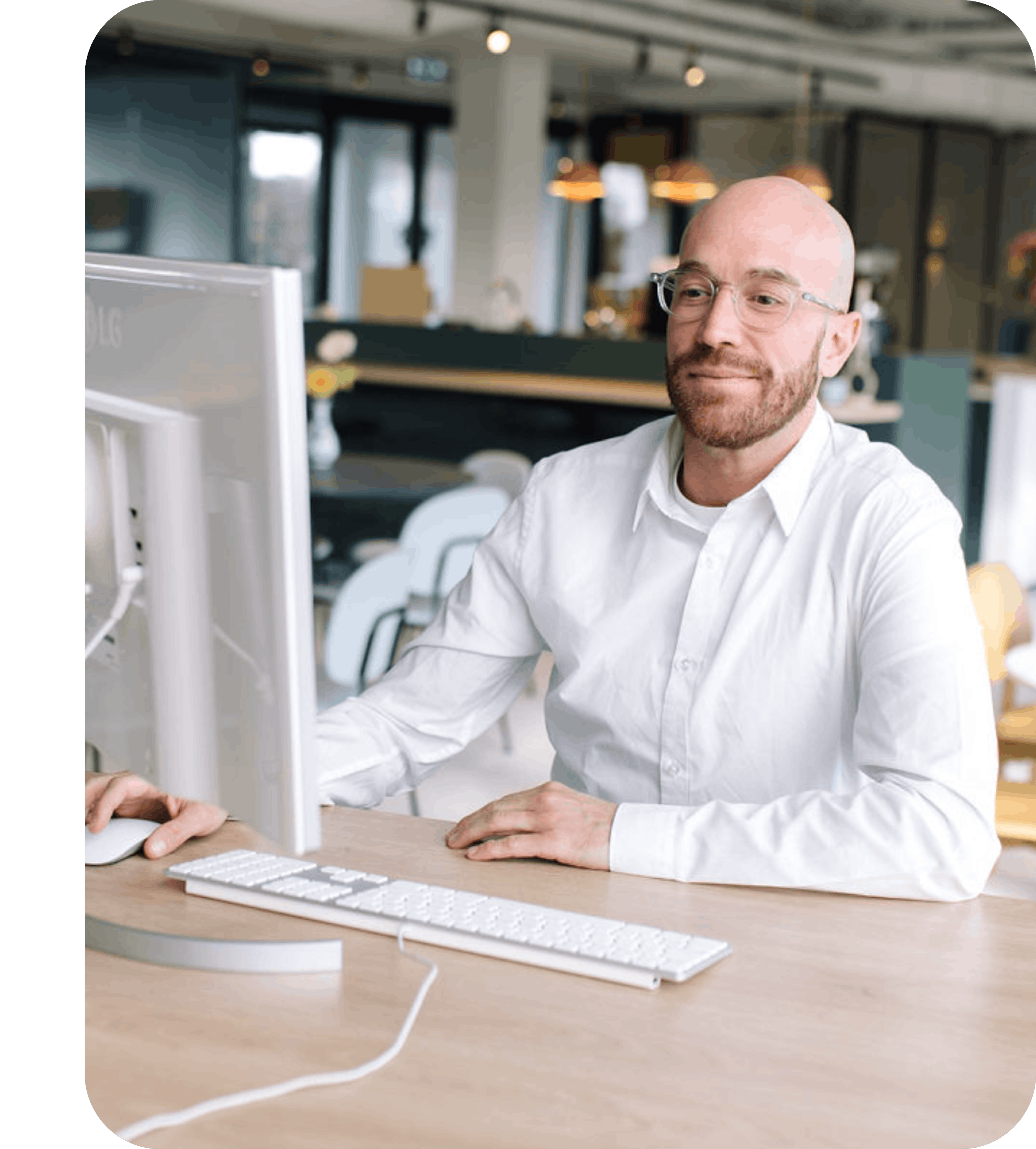 Een DGA aan het werk voor een scherm