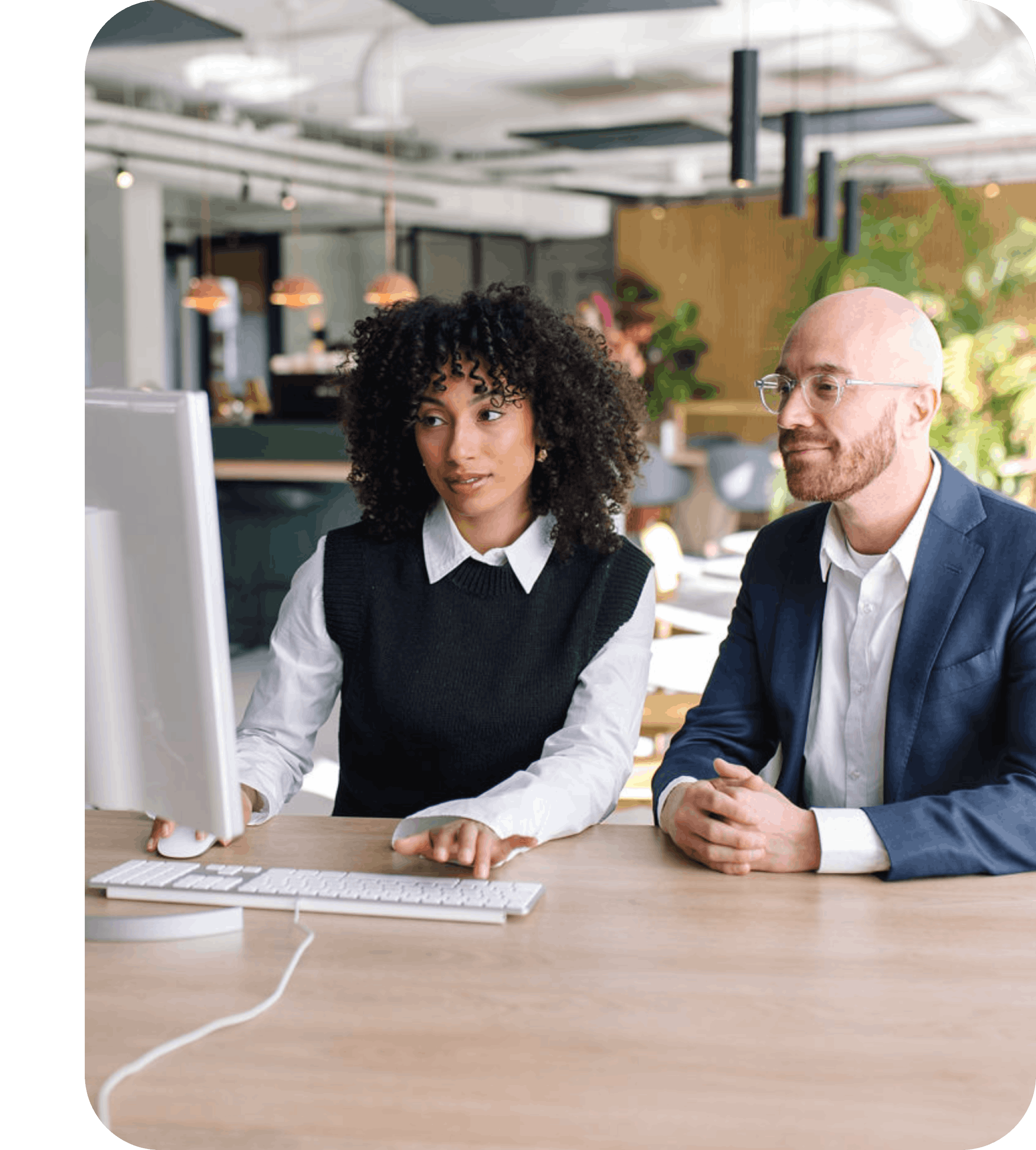 Twee personen achter een laptop