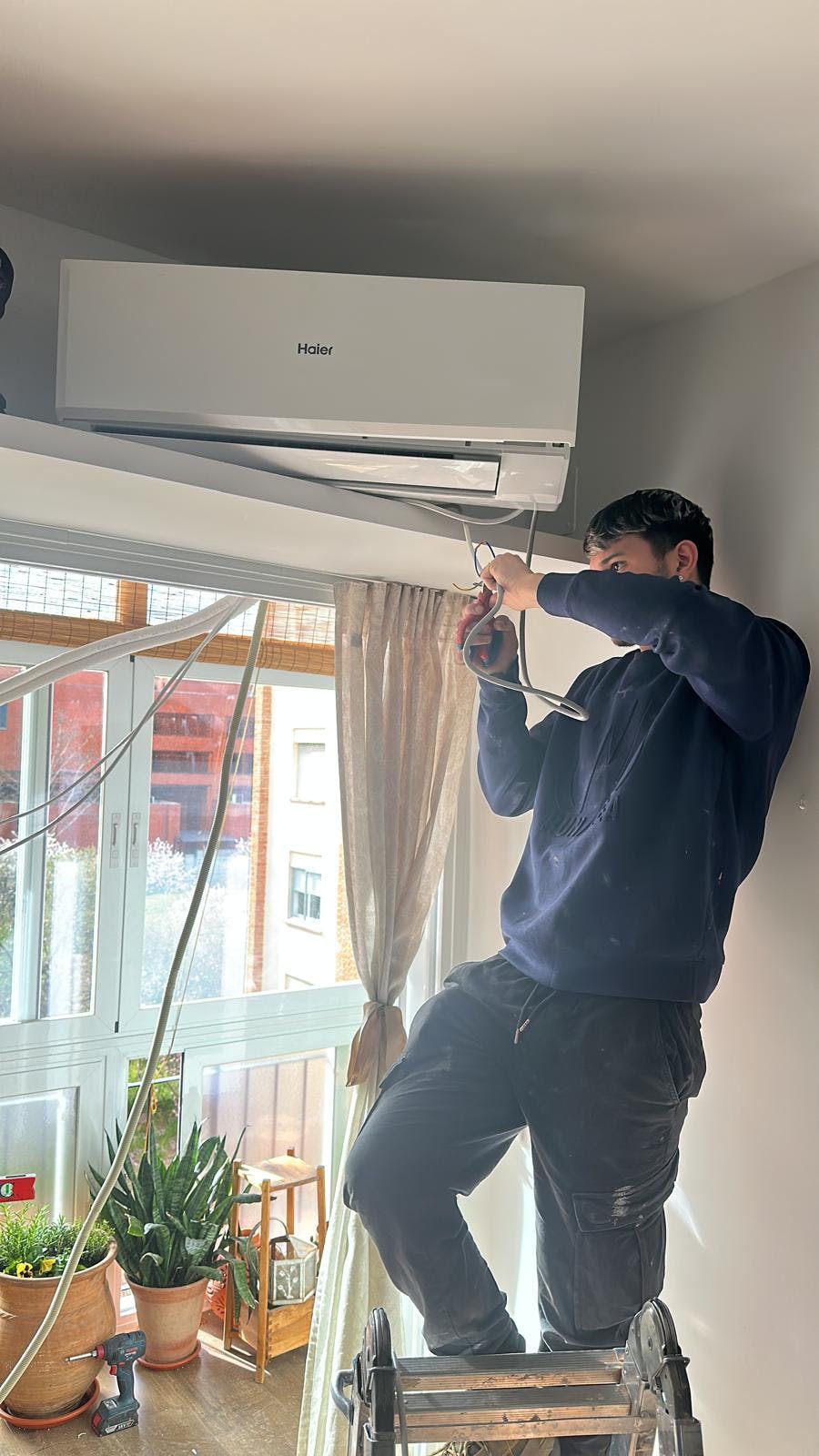 Instalador poniendo un split interior