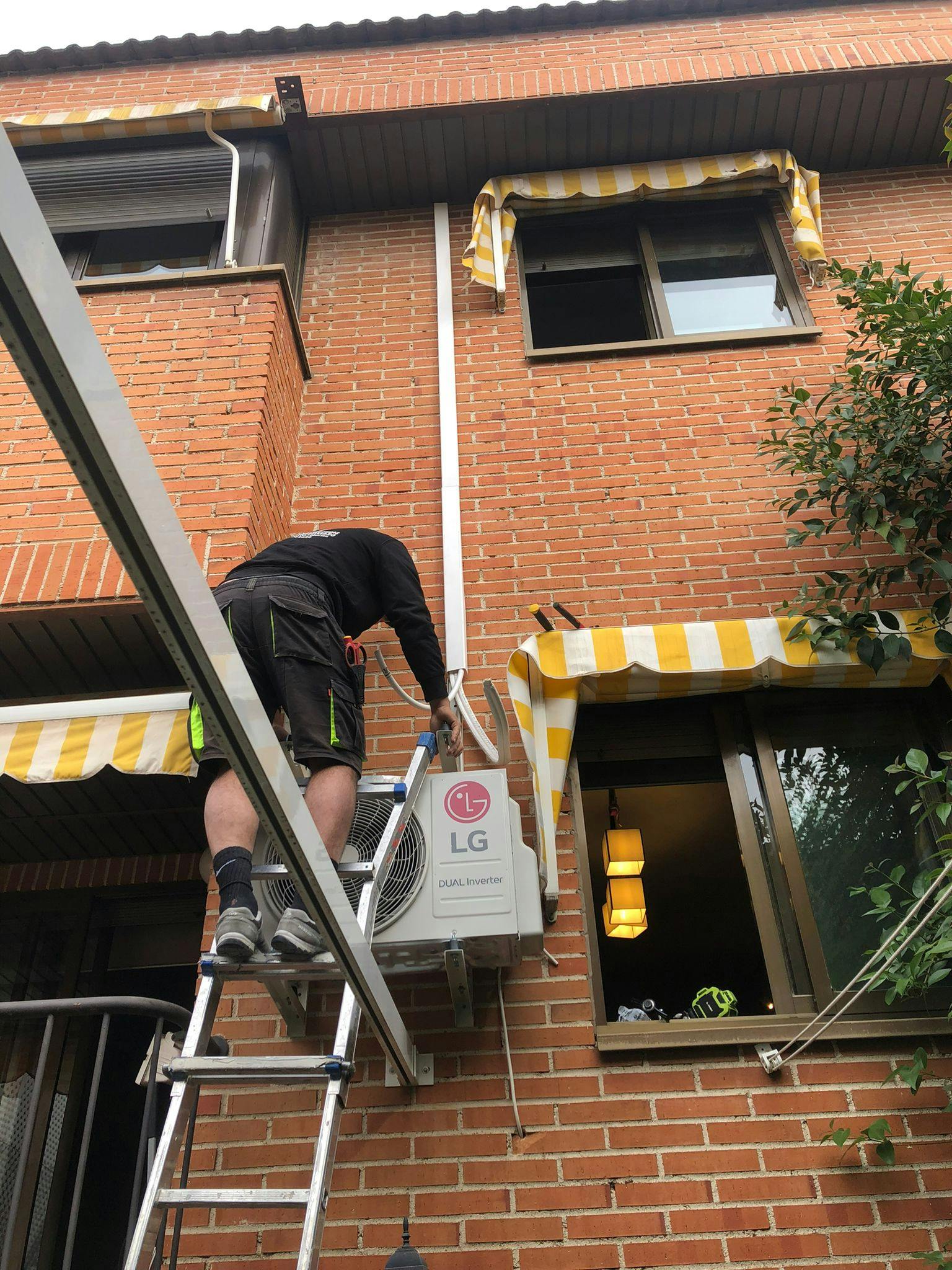Instalador haciendo un trabajo en altura exterior