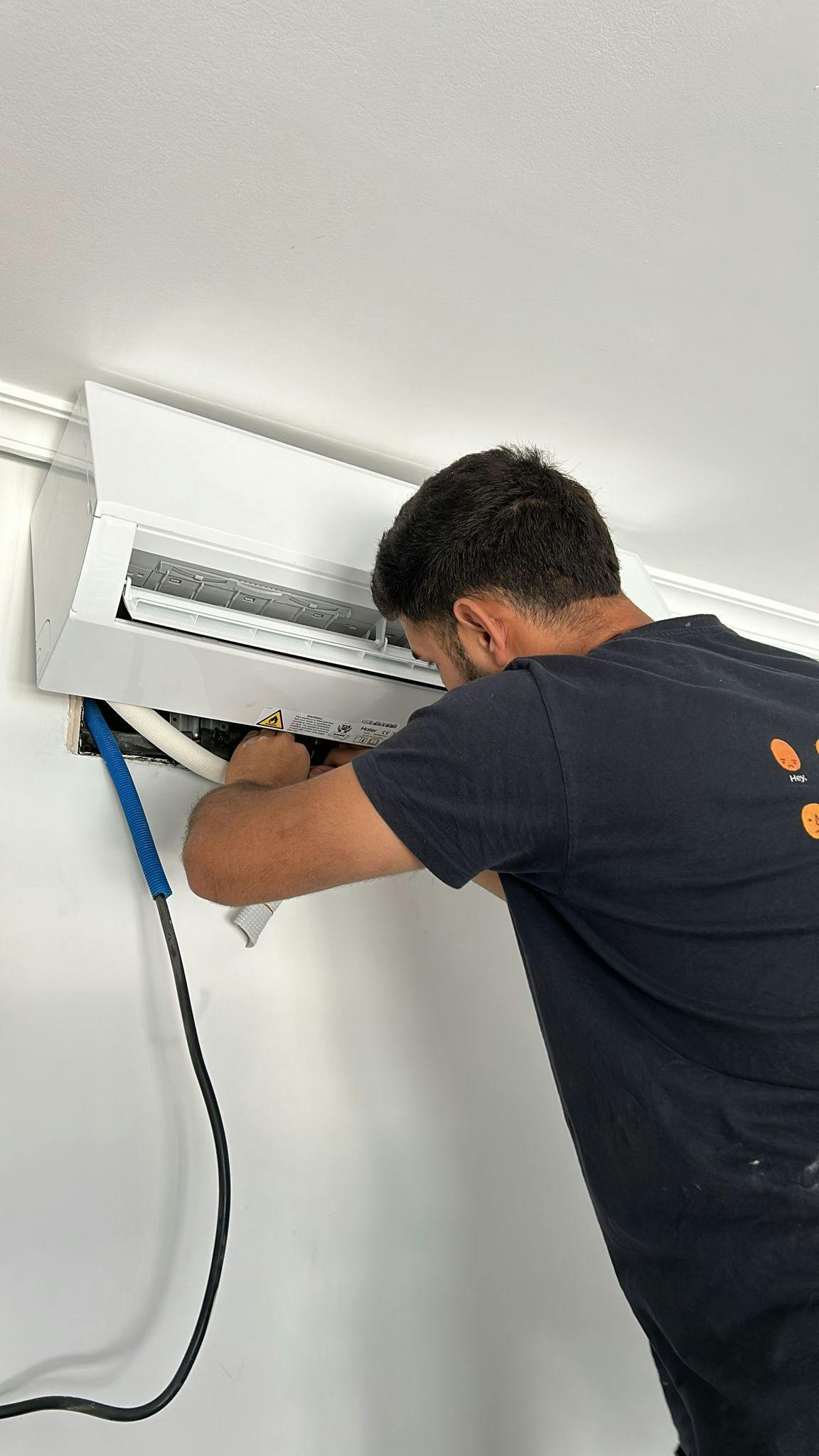 Instalador arreglando un split