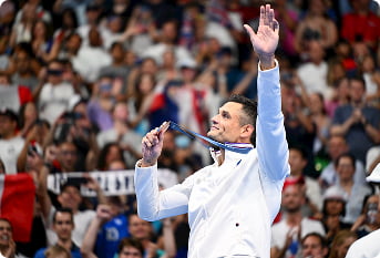 Florent Manaudou, heureux, célébrant sa médaille de bronze aux Jeux Olympiques de Paris 2024.