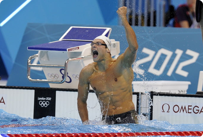 Florent Manaudou criant de joie pour sa médaille d'or.