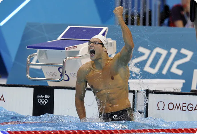 Florent Manaudou criant de joie pour sa médaille d'or.