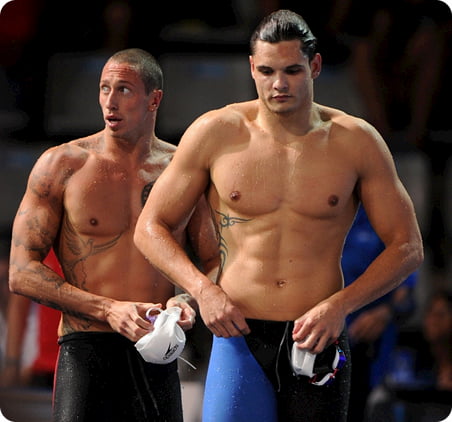 Florent Manaudou debout de face l'air déçu après sa cinquième place.
