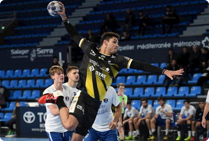 Florent Manaudou en pleine action de tir lors d'un match de handball.