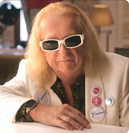 Michel Polnareff assis, sponsorisé par Yomoni lors de la campagne de pub le mettant en avant.