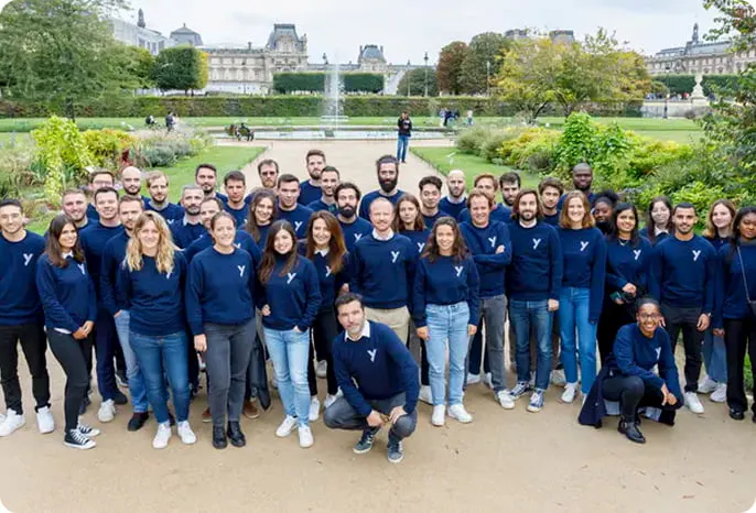 L'équipe Yomoni devant le Jardin des Tuileries, pour célébrer leur quatrième levée de fonds de 25 millions d'euros.