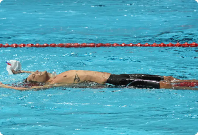 Florent Manaudou flotant dans l'eau, soulagé d'avoir gagné la compétition.