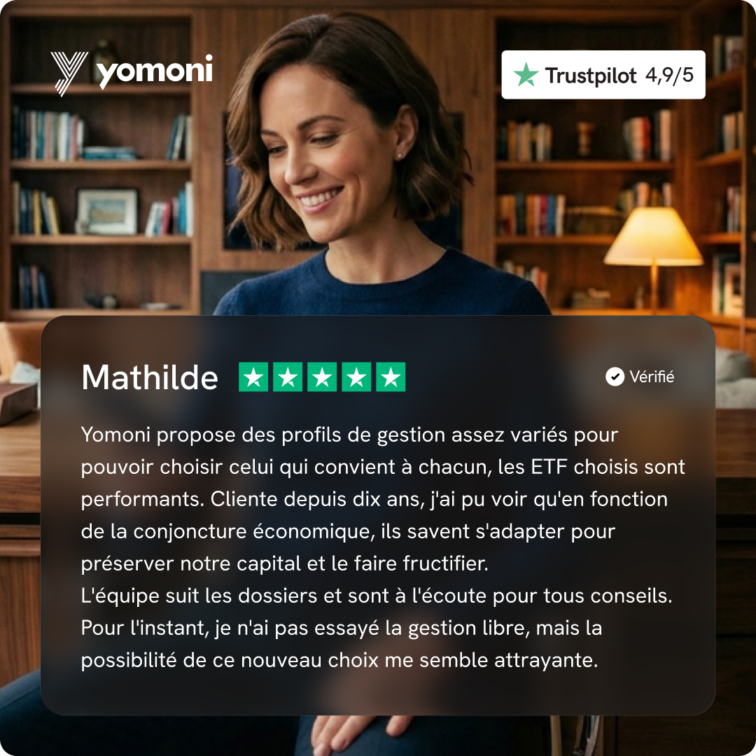 Une femme regardant son téléphone et matérialisant une personne laissant un avis sur Yomoni.