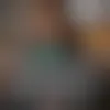 Une femme regardant son téléphone et matérialisant une personne laissant un avis sur Yomoni.