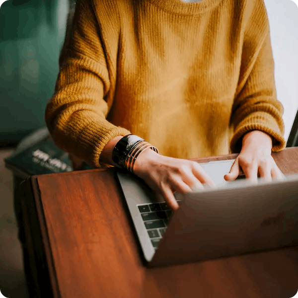 Une personne tape sur son ordinateur