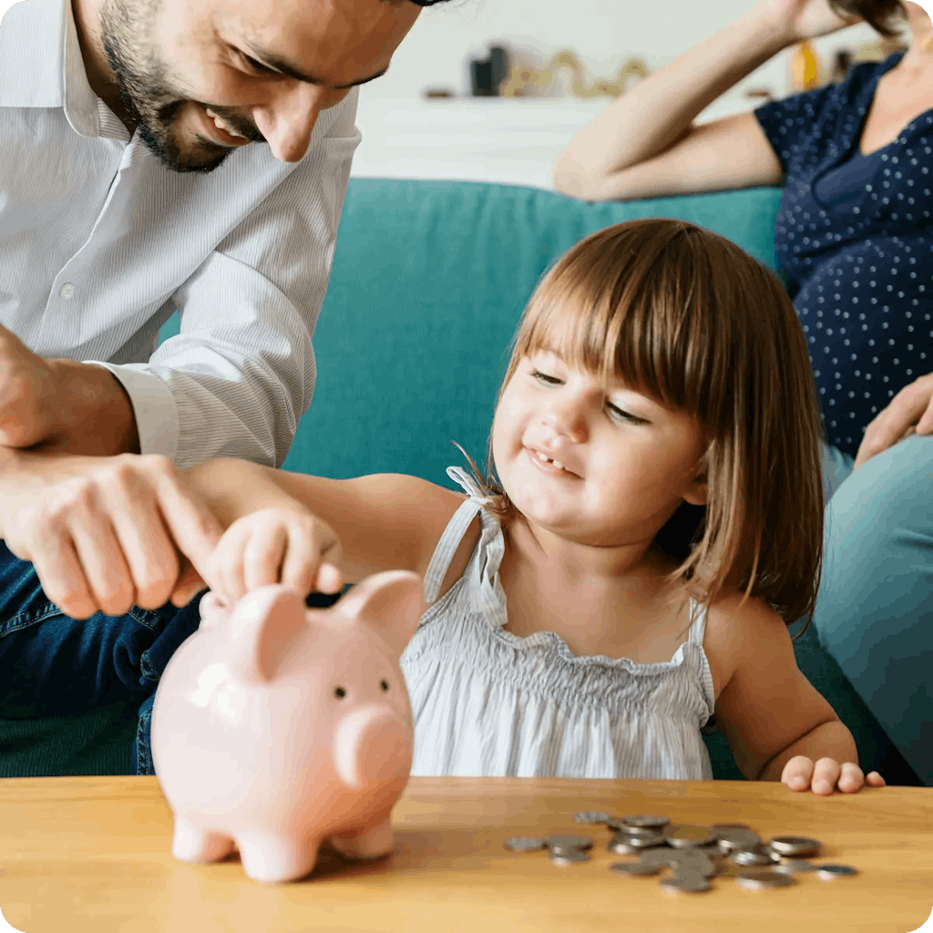 Une enfant remplissant une tirelire avec ses parents