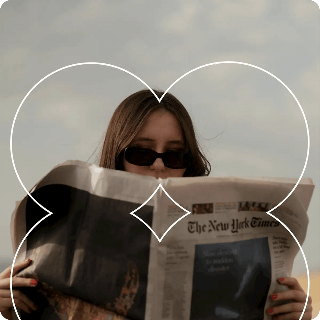 Une femme lisant un journal