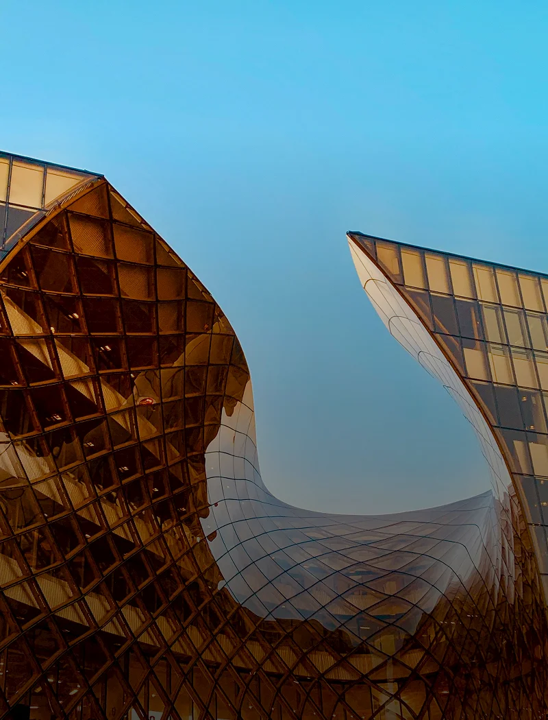 Immeuble moderne et design recouvert de vitres. 