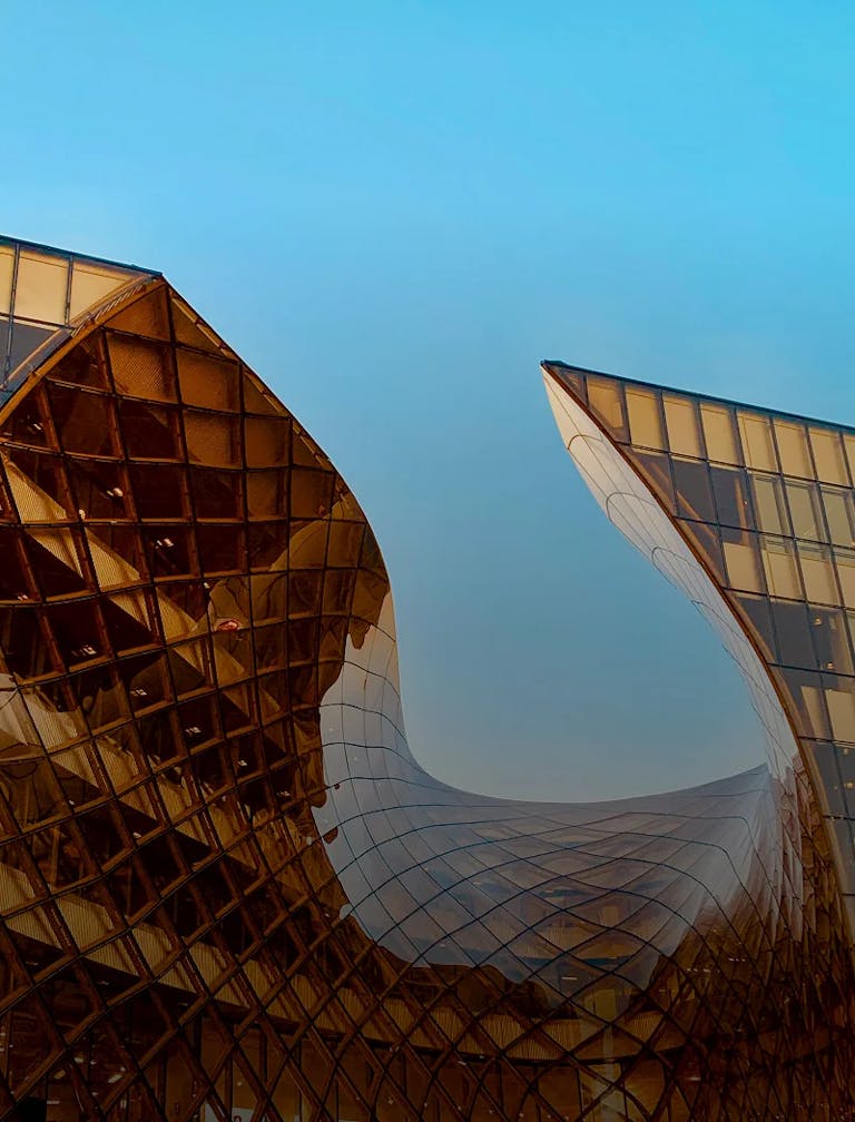 Immeuble moderne et design recouvert de vitres.