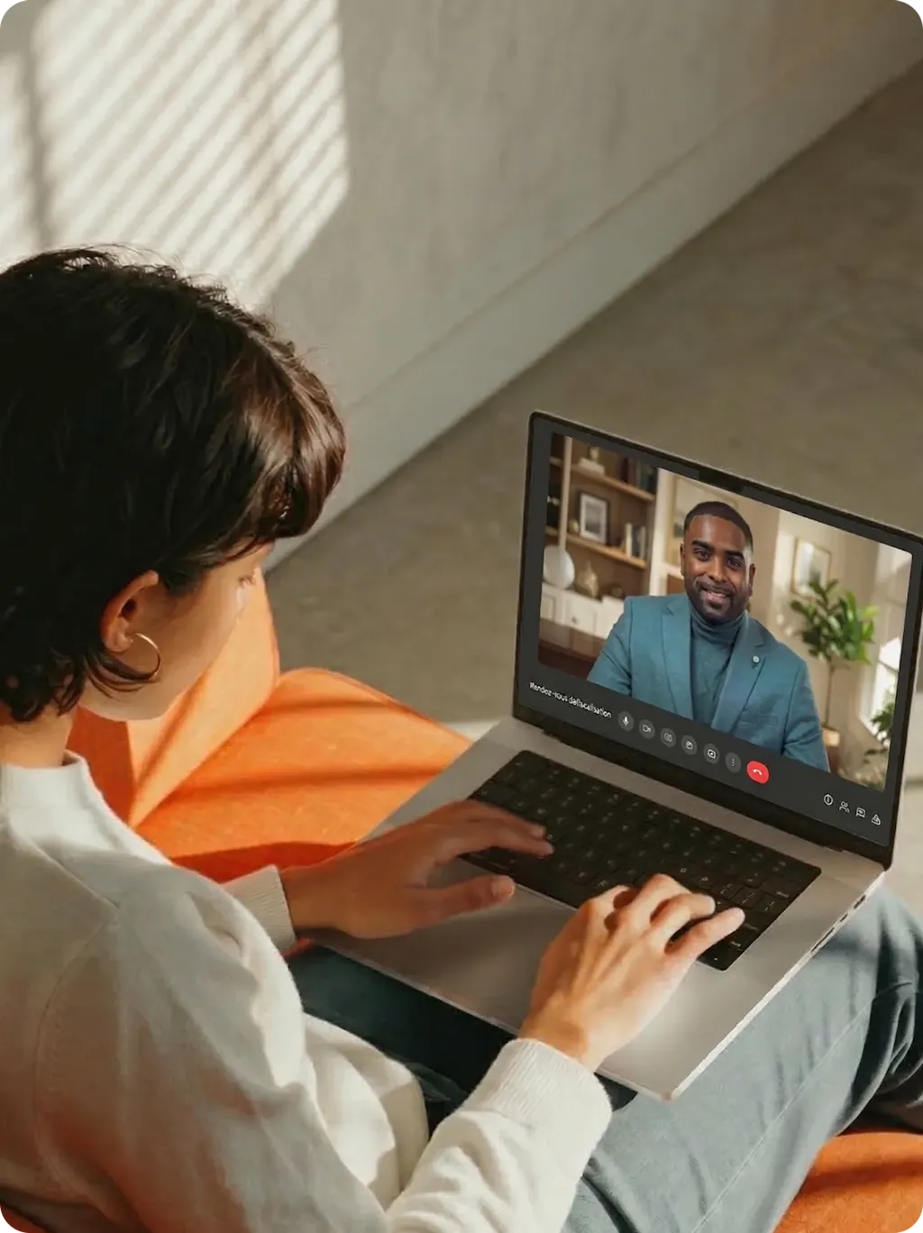 Une femme en rendez-vous sur son ordinateur