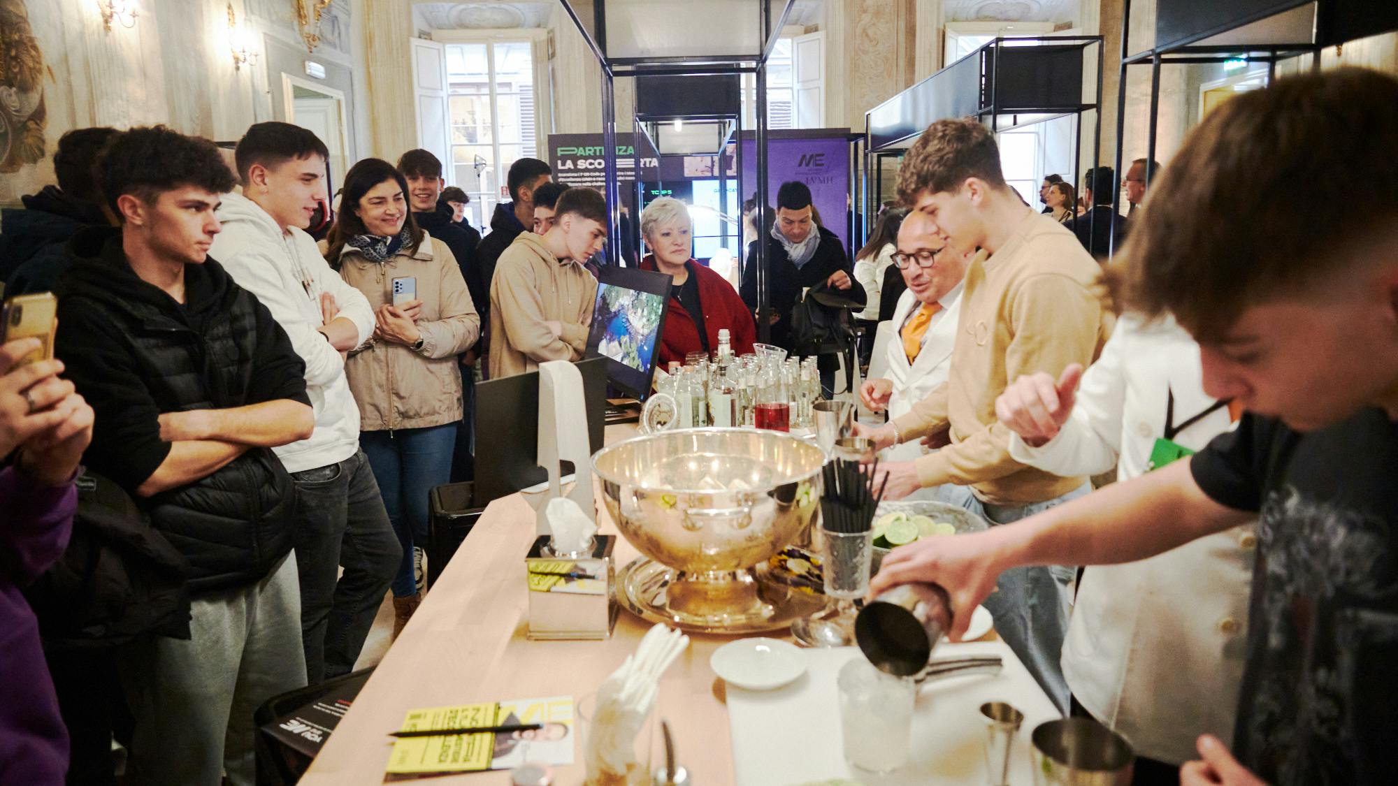 uno stand durante il tour You & ME