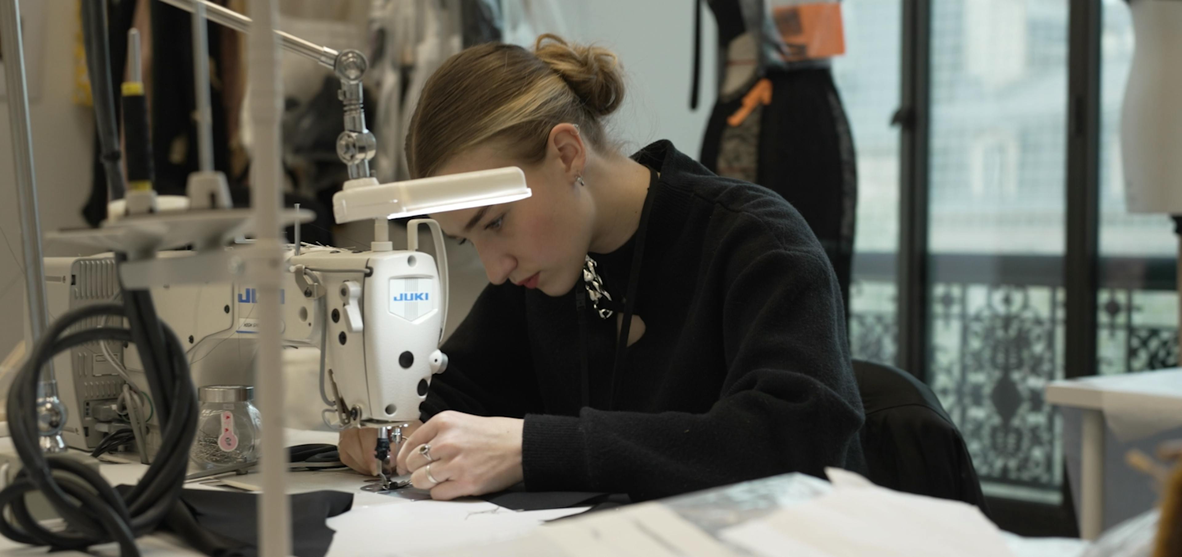 Photo d'une apprentie couture en train de coudre à la machine