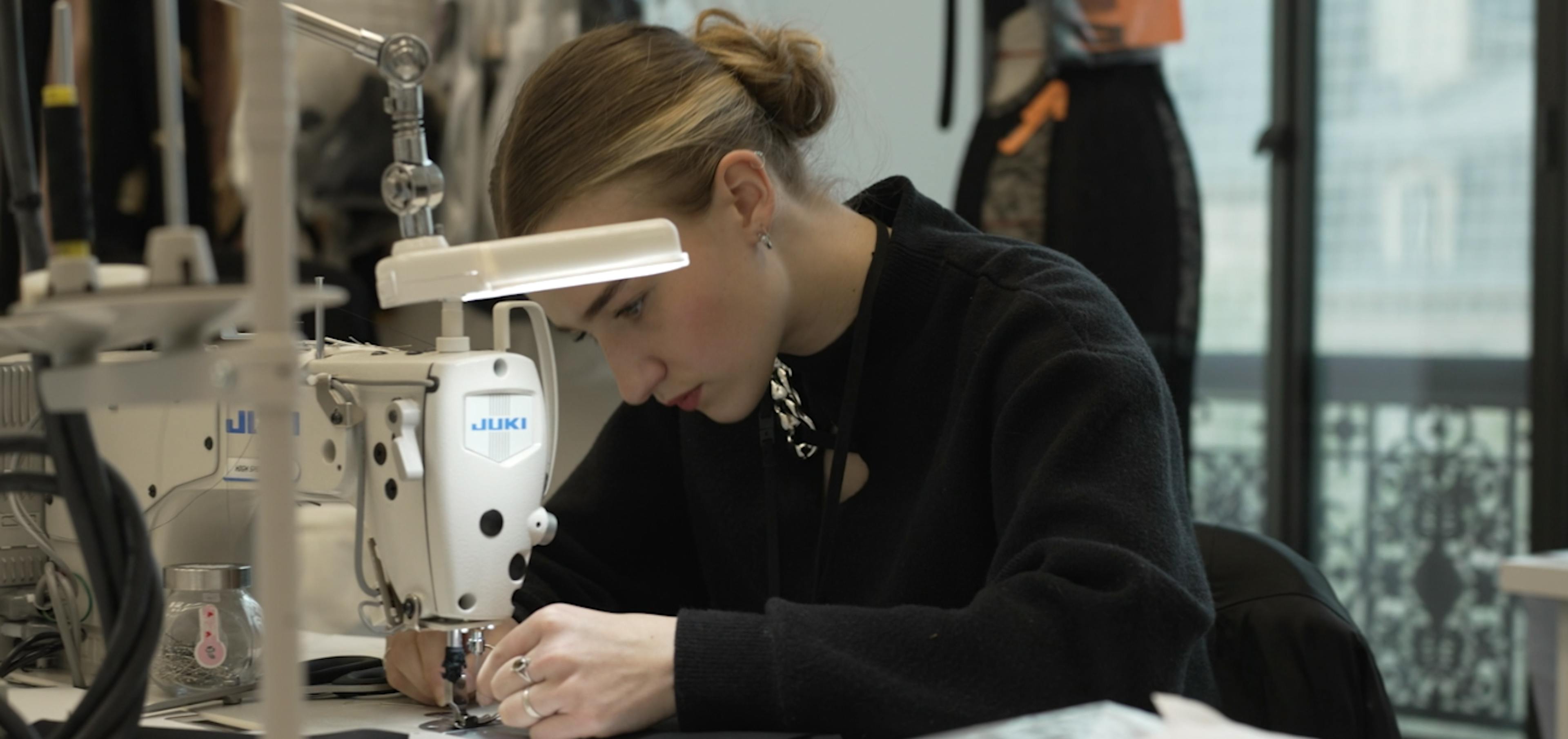 Photo d'une apprentie couture en train de coudre à la machine