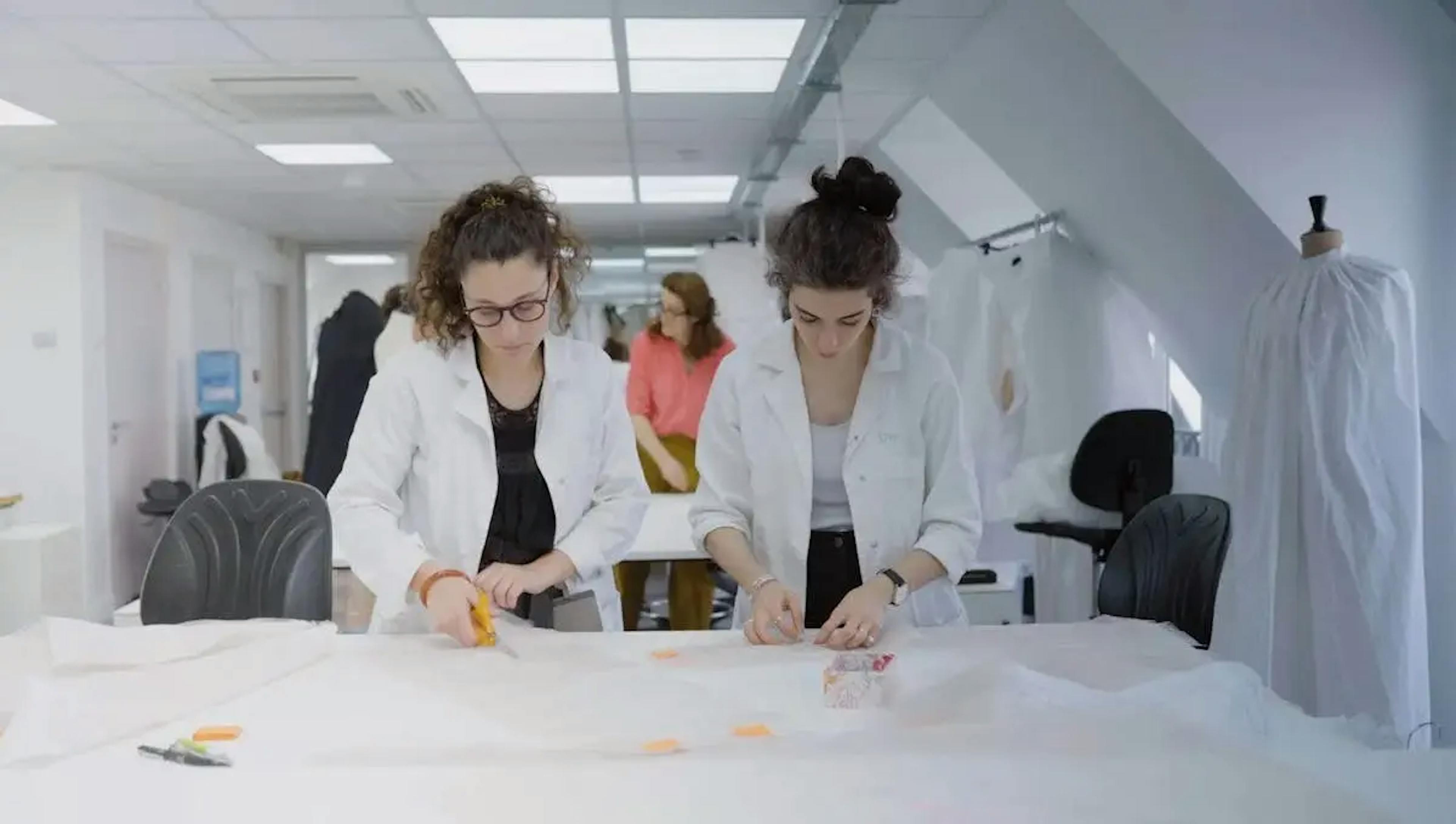 Une apprentie couture et son maître d'apprentissage