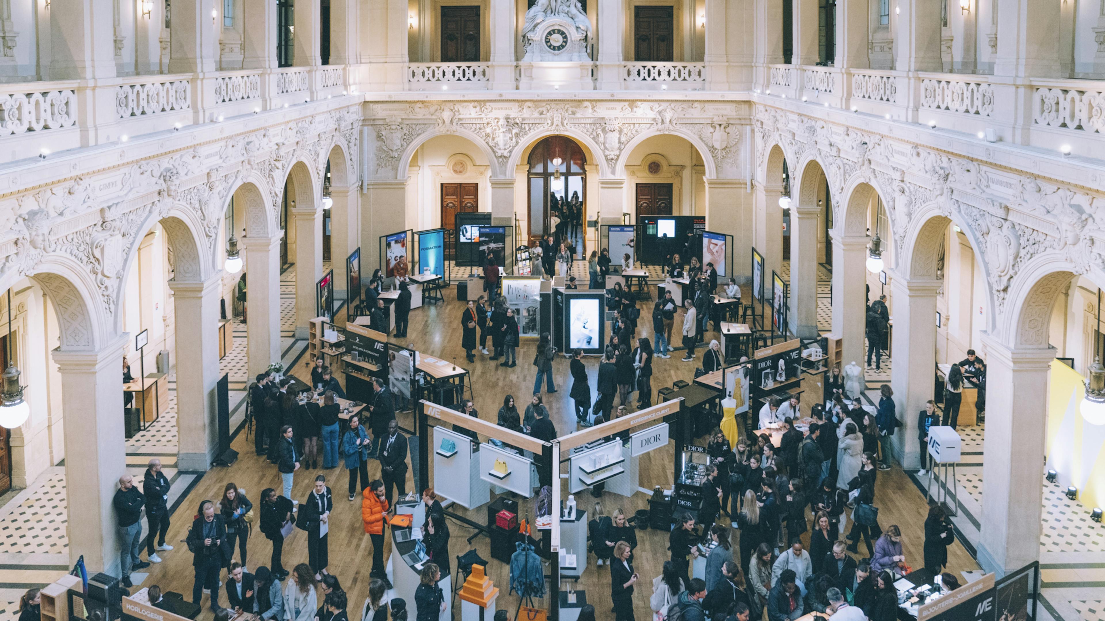 Photo d'ambiance à l'intérieur de l'hôtel de ville de Lyon pendant la tournée You & ME 2024