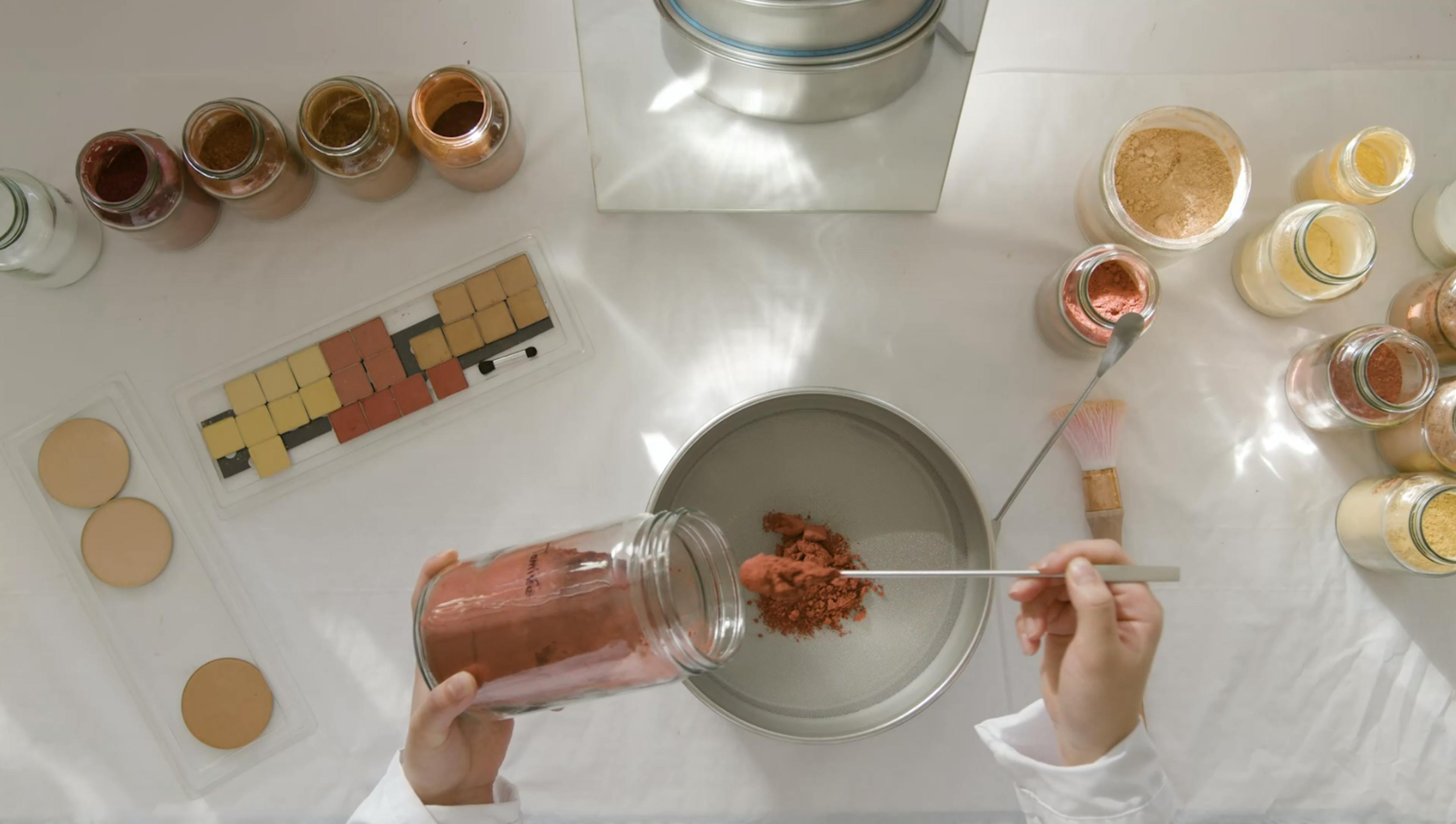 Une apprentie formulation cosmétique au travail