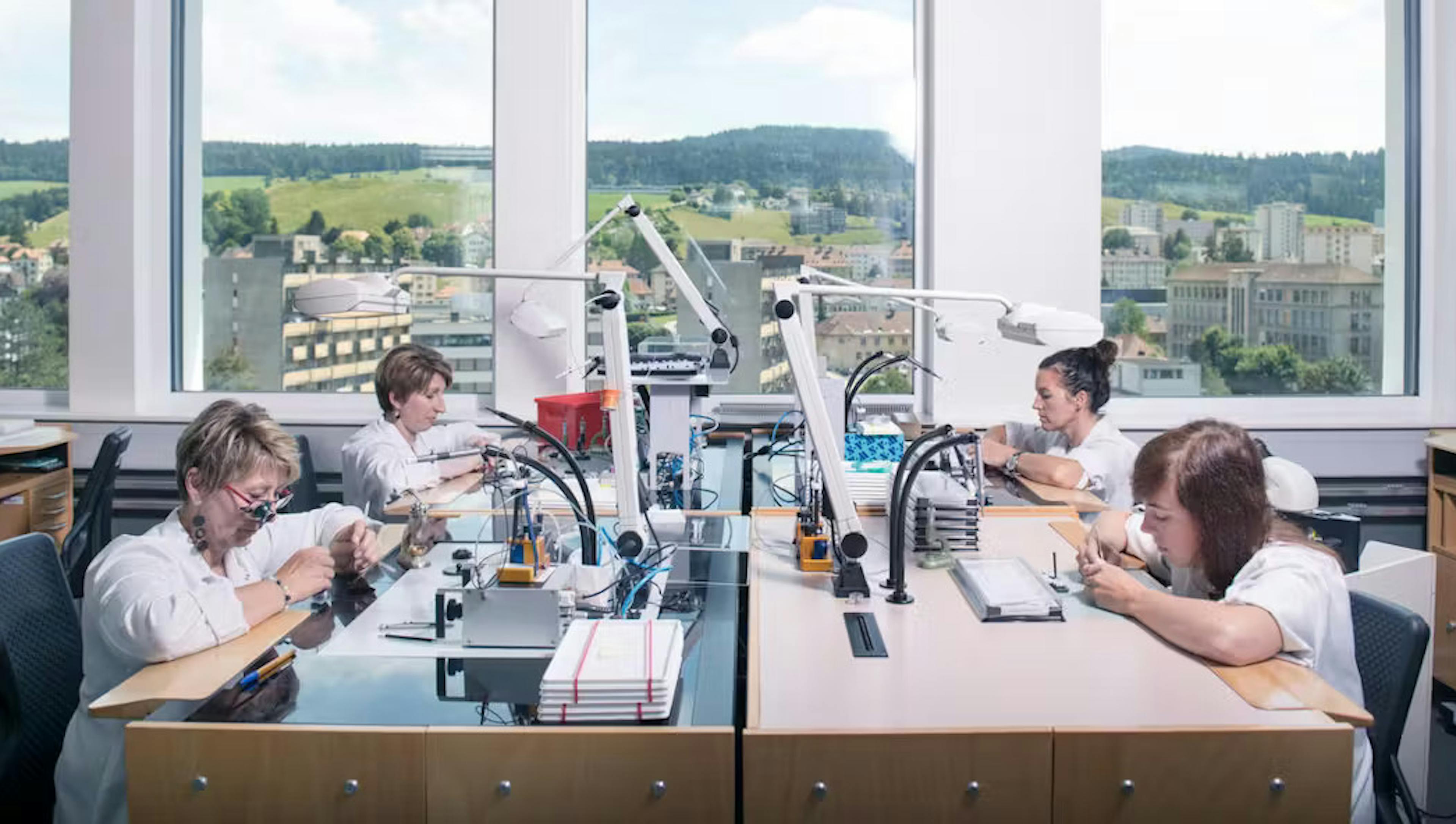 Des horlogères au travail