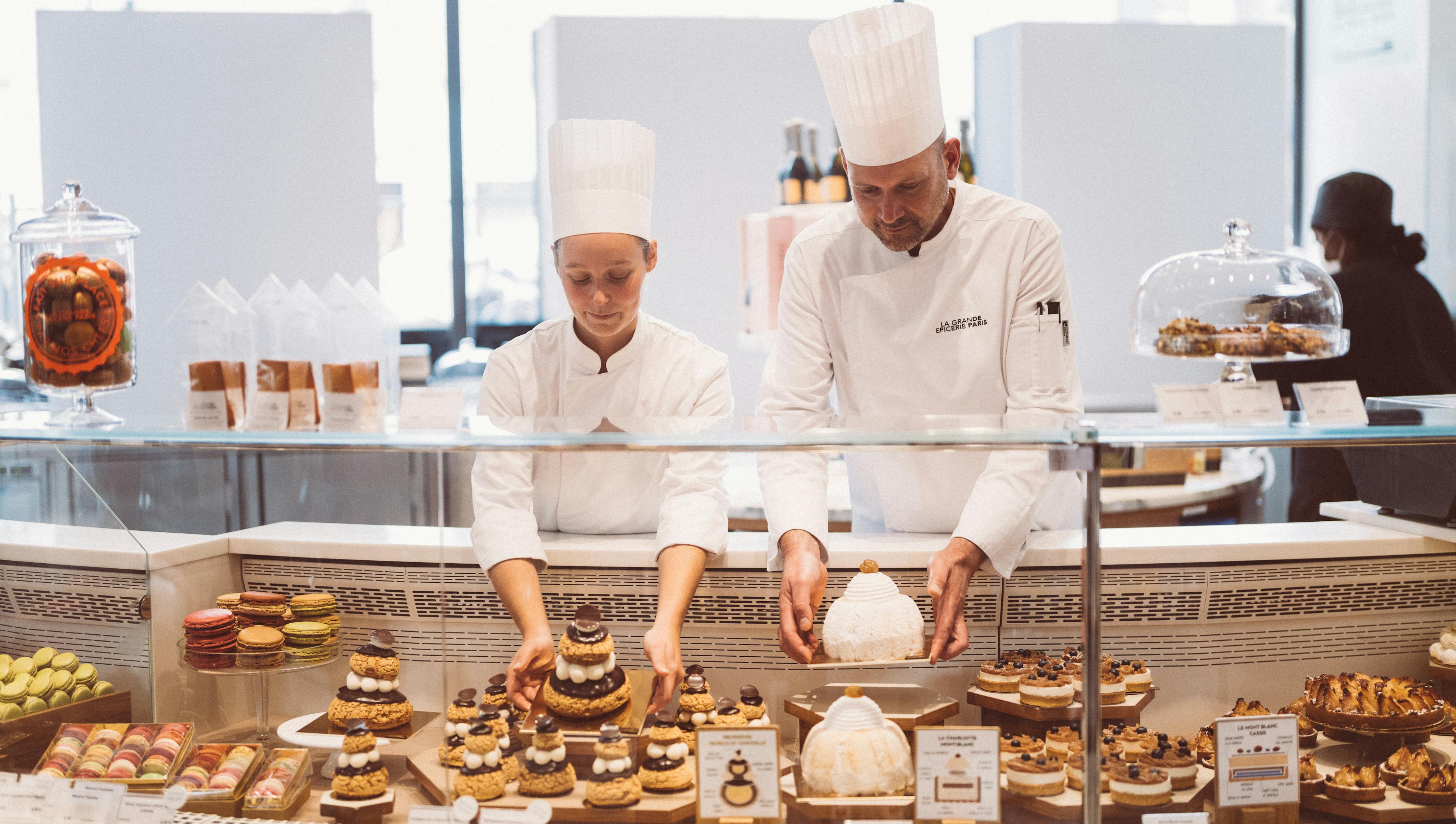 Deux pâtissiers en vitrine