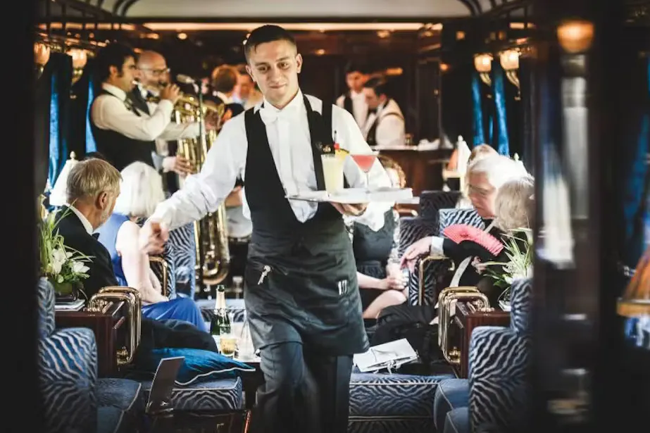 Un employé restauration au travail