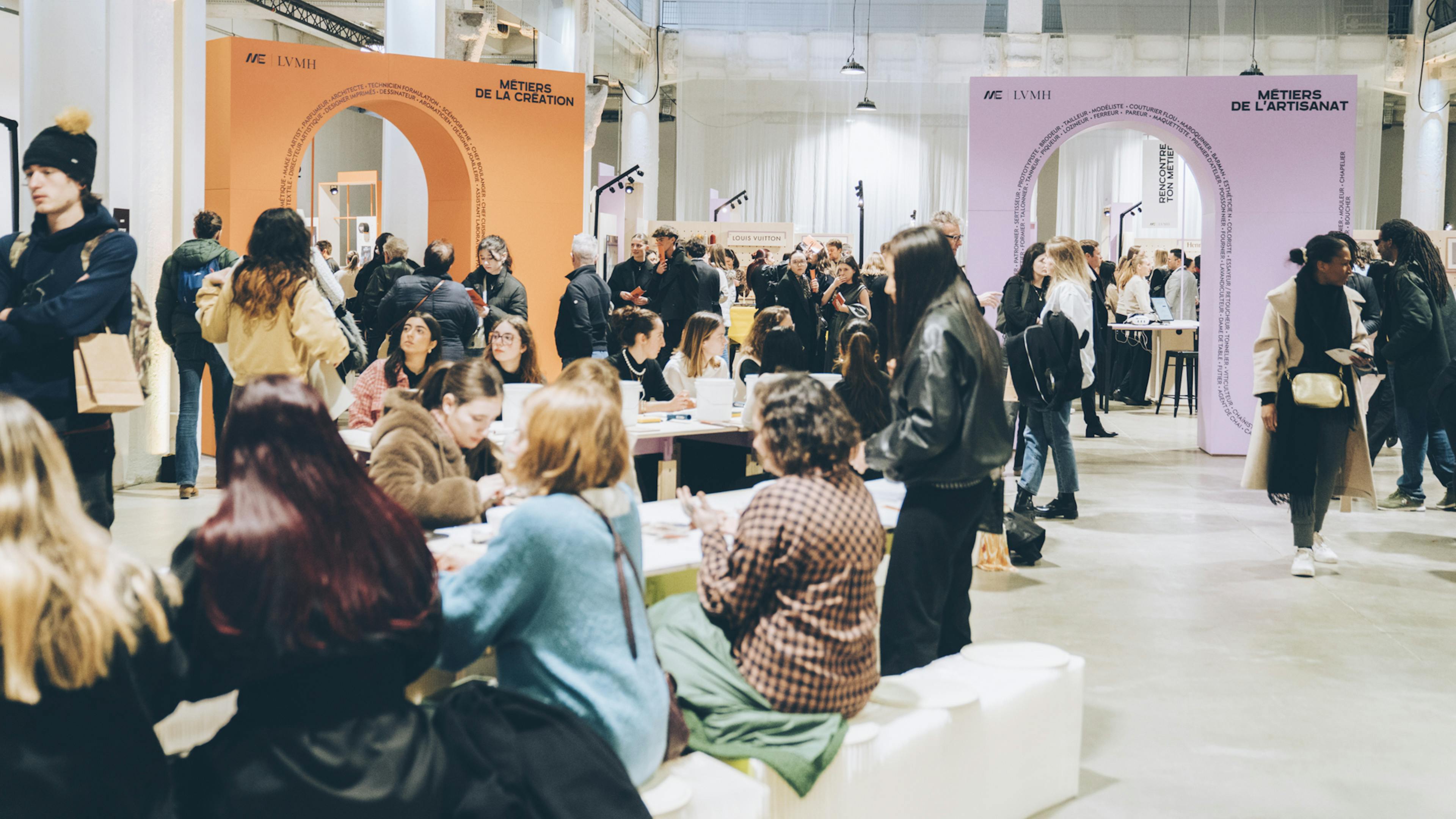 Des jeunes d'essaient à des savoir-faire grâce à des ateliers de démonstration