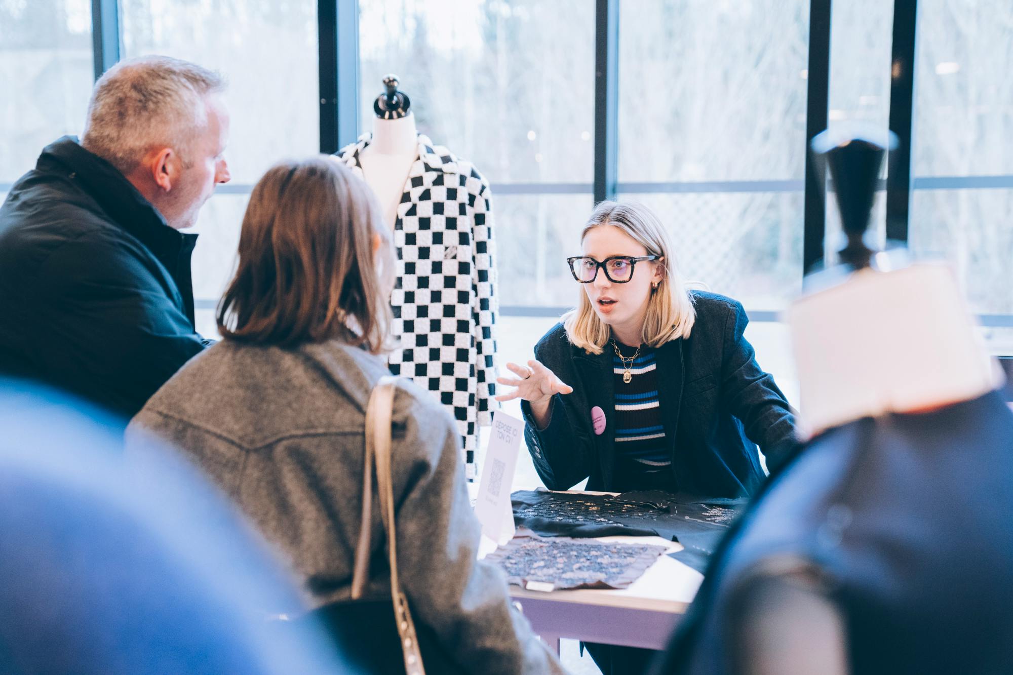 Une RH Louis Vuitton échange avec des visiteurs