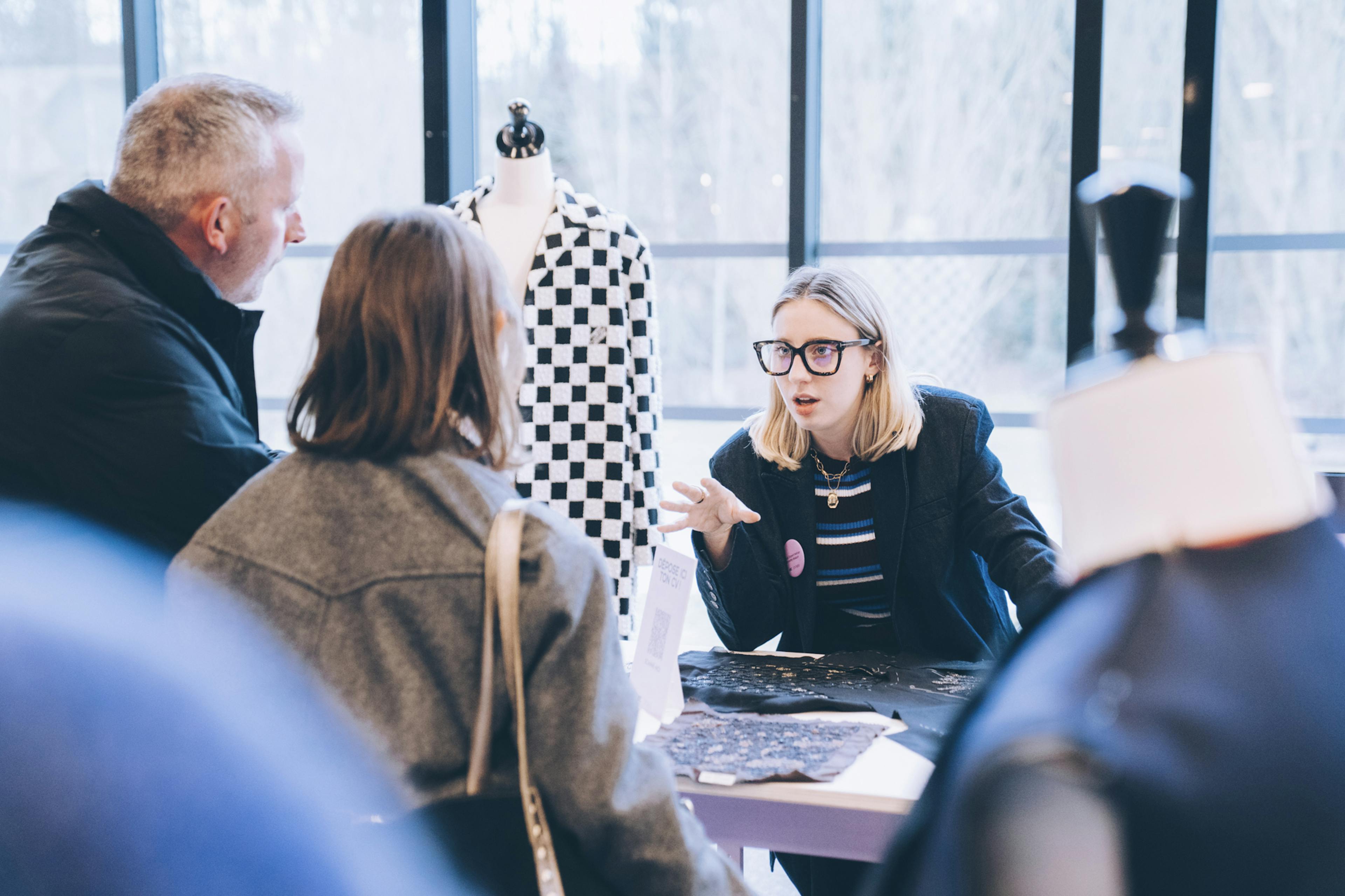 Une RH Louis Vuitton échange avec des visiteurs

