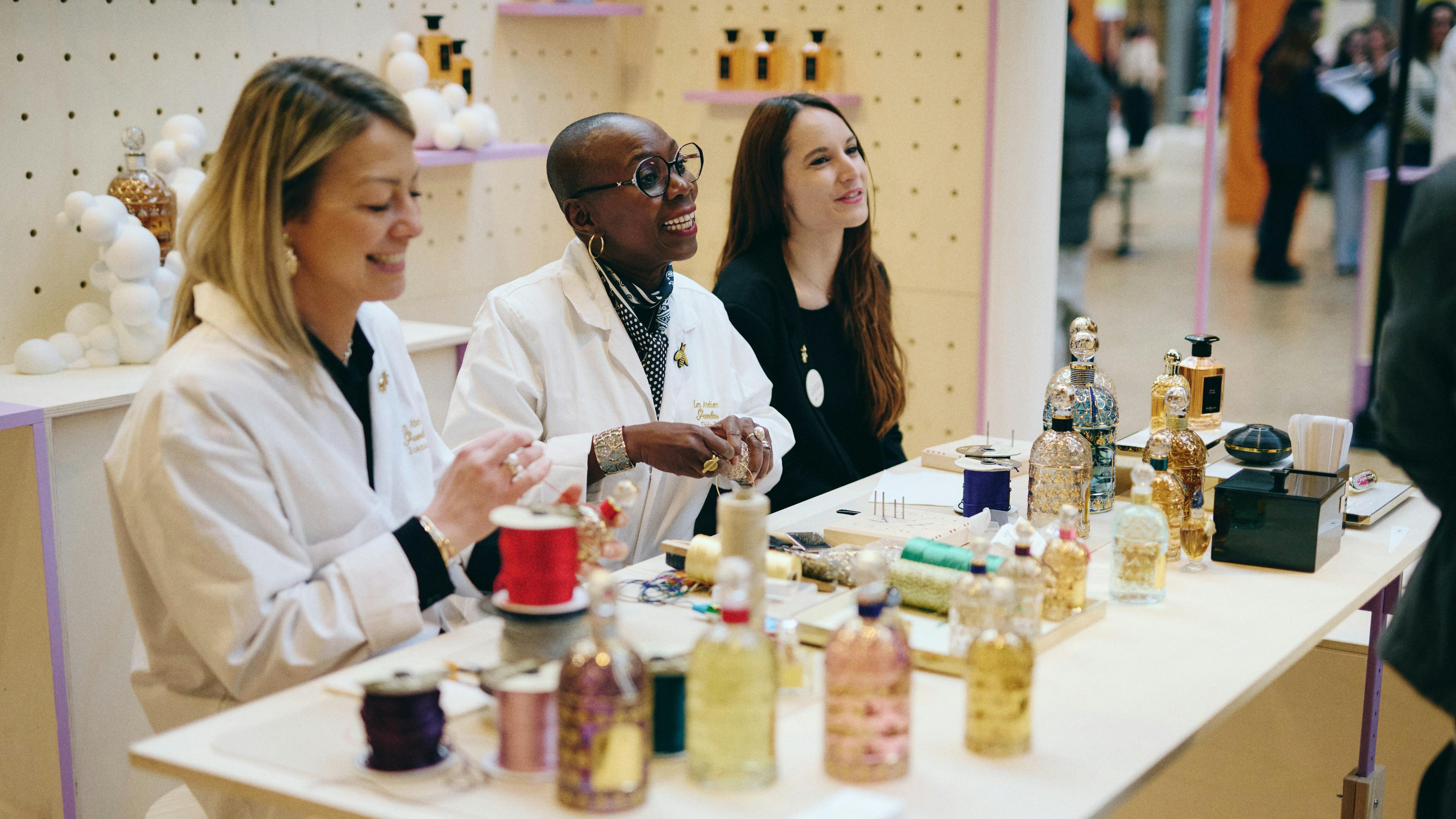 Des Dames de table de la Maison Guerlain présentent leur métier